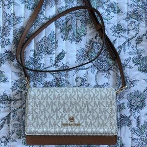 Michael Kors Smart Wallet Crossbody